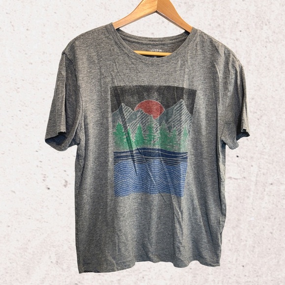Lived in rode Gray Short Sleeve Tee with Abstract Graphic - Picture 1 of 4